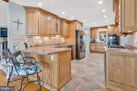Kitchen - 201 Edgewater Dr, Edgewater, MD 21037 photo 2 of 3