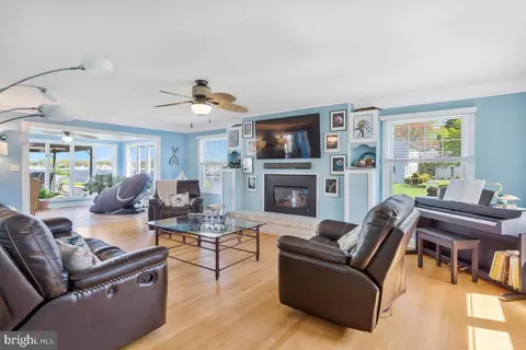 Living - 201 Edgewater Dr, Edgewater, MD 21037 photo 1 of 2