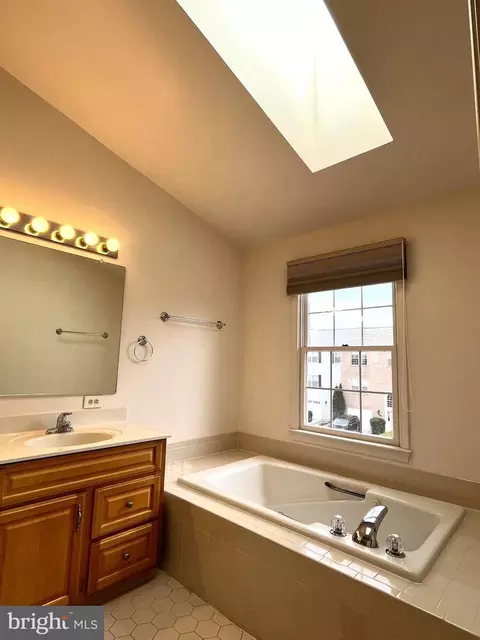 Bath - 2034 Pinecroft Ct, Odenton, MD 21113 photo 2 of 6