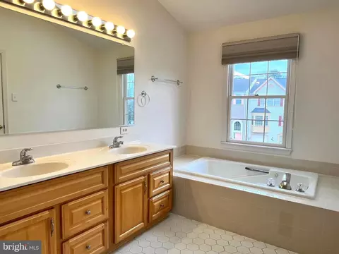 Bath - 2034 Pinecroft Ct, Odenton, MD 21113 photo 3 of 6