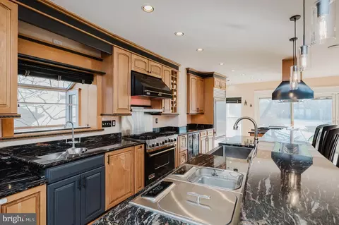 Kitchen - 2111 Lake Dr, Pasadena, MD 21122 photo 7 of 12
