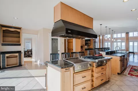 Kitchen - 2111 Lake Dr, Pasadena, MD 21122 photo 2 of 12