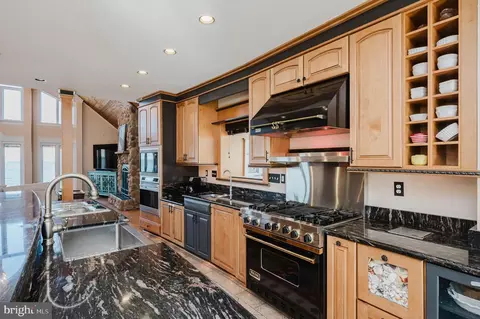 Kitchen - 2111 Lake Dr, Pasadena, MD 21122 photo 12 of 12