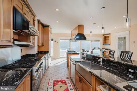 Kitchen - 2111 Lake Dr, Pasadena, MD 21122 photo 9 of 12