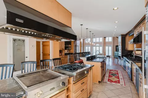 Kitchen - 2111 Lake Dr, Pasadena, MD 21122 photo 3 of 12