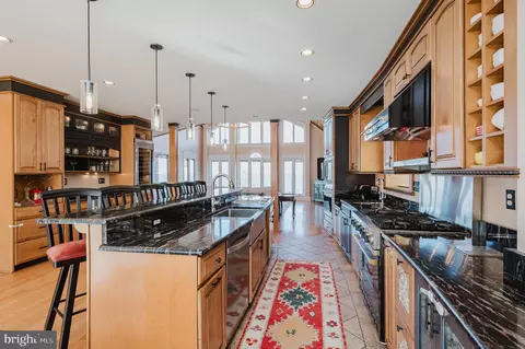 Kitchen - 2111 Lake Dr, Pasadena, MD 21122 photo 5 of 12