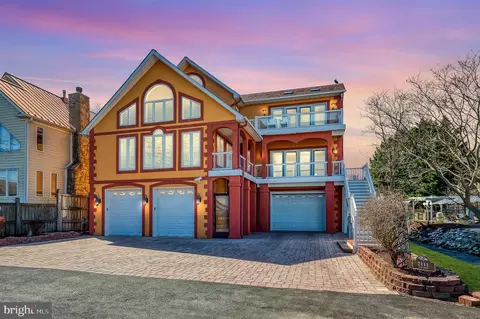 2111 Lake Dr, Pasadena, MD 21122