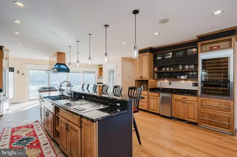 Kitchen - 2111 Lake Dr, Pasadena, MD 21122 photo 10 of 12