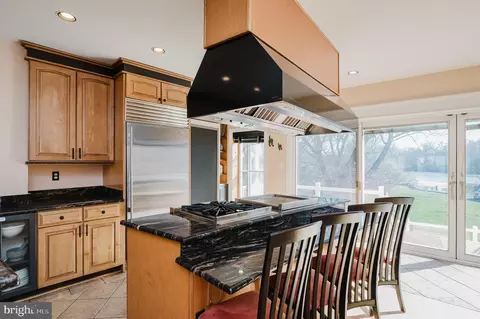 Kitchen - 2111 Lake Dr, Pasadena, MD 21122 photo 4 of 12