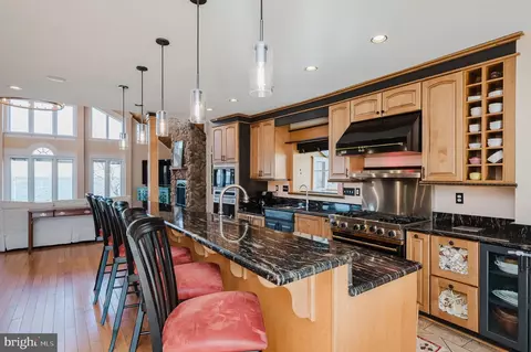 Kitchen - 2111 Lake Dr, Pasadena, MD 21122 photo 6 of 12