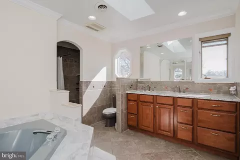 Bath - 2111 Lake Dr, Pasadena, MD 21122 photo 2 of 6