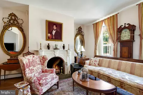 Living - 41 Cornhill St, Annapolis, MD 21401 photo 1 of 1