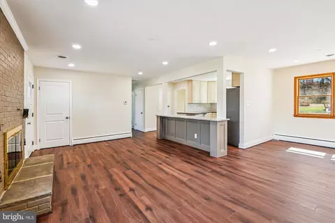 Living - 223 Mountain Rd, Pasadena, MD 21122 photo 2 of 4