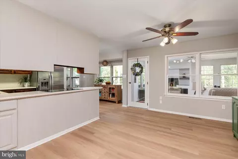 Entry Way - 86 Milburn Cir, Pasadena, MD 21122 photo 6 of 7