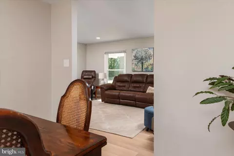 Entry Way - 86 Milburn Cir, Pasadena, MD 21122 photo 4 of 7