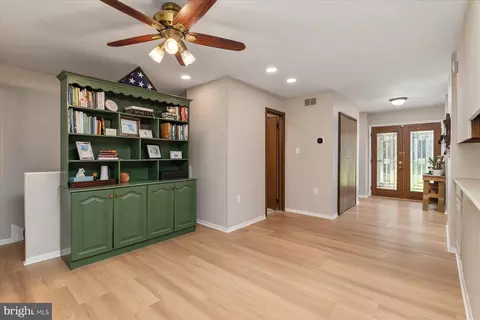 Entry Way - 86 Milburn Cir, Pasadena, MD 21122 photo 5 of 7