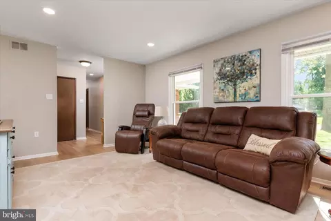Entry Way - 86 Milburn Cir, Pasadena, MD 21122 photo 3 of 7