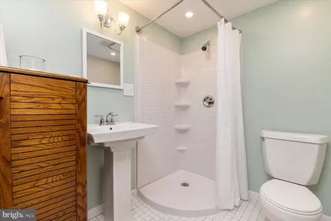 Bath - 86 Milburn Cir, Pasadena, MD 21122 photo 2 of 3