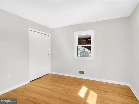 Bedroom - 212 Oak Dr, Pasadena, MD 21122 photo 4 of 8