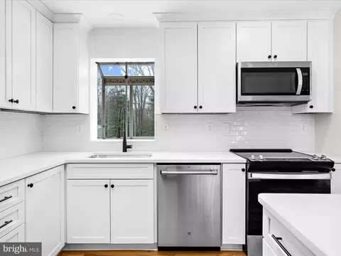 Kitchen - 212 Oak Dr, Pasadena, MD 21122 photo 4 of 5