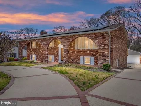 212 Oak Dr, Pasadena, MD 21122