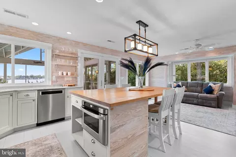 Kitchen - 1080 Mayo Rd, Edgewater, MD 21037 photo 4 of 7