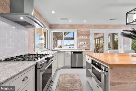 Kitchen - 1080 Mayo Rd, Edgewater, MD 21037 photo 3 of 7