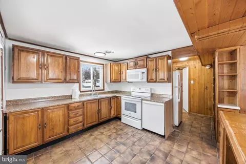 Kitchen - 652 Chapelview Dr, Odenton, MD 21113 photo 2 of 3