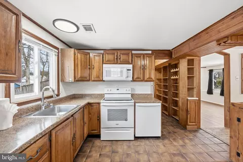 Kitchen - 652 Chapelview Dr, Odenton, MD 21113 photo 3 of 3