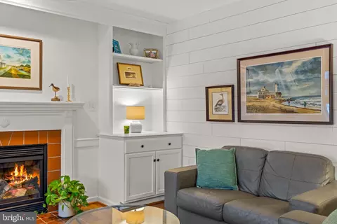 Living - 432 Silver Run Rd, Edgewater, MD 21037 photo 2 of 3