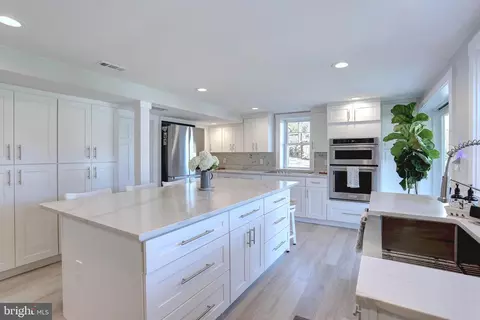 Kitchen - 630 Laurel Dr, Pasadena, MD 21122 photo 2 of 3