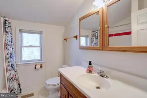 Entry Way - 844 Swift Rd, Pasadena, MD 21122 photo 3 of 3