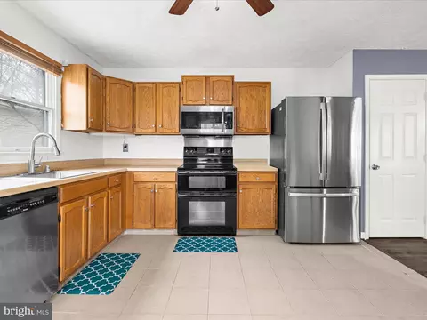 Kitchen - 8028 Escalon Ave, Pasadena, MD 21122 photo 1 of 5