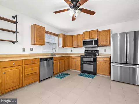 Kitchen - 8028 Escalon Ave, Pasadena, MD 21122 photo 3 of 5