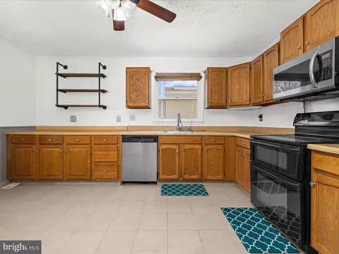 Kitchen - 8028 Escalon Ave, Pasadena, MD 21122 photo 2 of 5