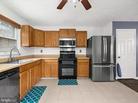 Kitchen - 8028 Escalon Ave, Pasadena, MD 21122 photo 4 of 5