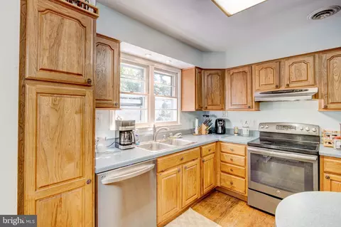 Kitchen - 3563 S River Ter, Edgewater, MD 21037 photo 2 of 2