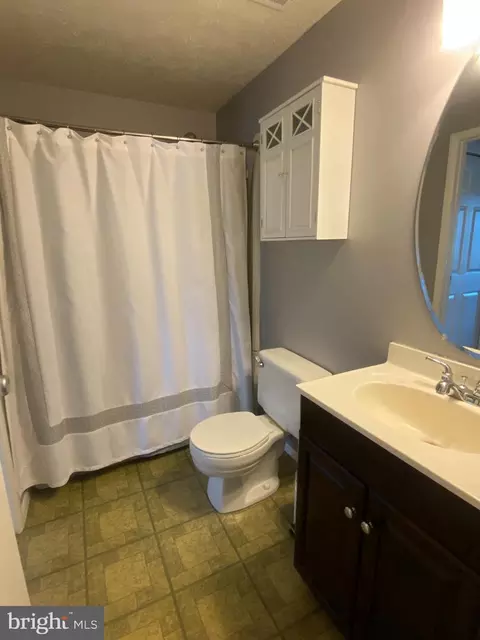 Bath - 8000 Hadfield Ct, Pasadena, MD 21122 photo 1 of 2