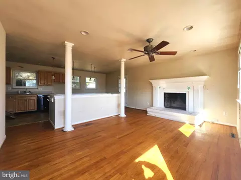 Living - 916 Marthas Vineyard Ln, Pasadena, MD 21122 photo 1 of 1