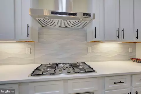 Kitchen - 8177 Bodkin Ave, Pasadena, MD 21122 photo 4 of 5