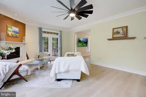 Living - 8177 Bodkin Ave, Pasadena, MD 21122 photo 4 of 5
