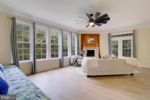 Living - 8177 Bodkin Ave, Pasadena, MD 21122 photo 2 of 5