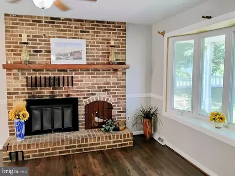 Living - 7885 Elizabeth Rd, Pasadena, MD 21122 photo 2 of 3
