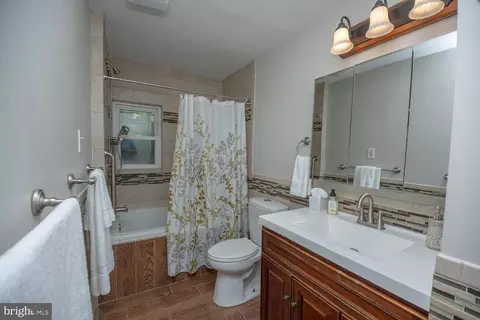 Bath - 7885 Elizabeth Rd, Pasadena, MD 21122 photo 4 of 5