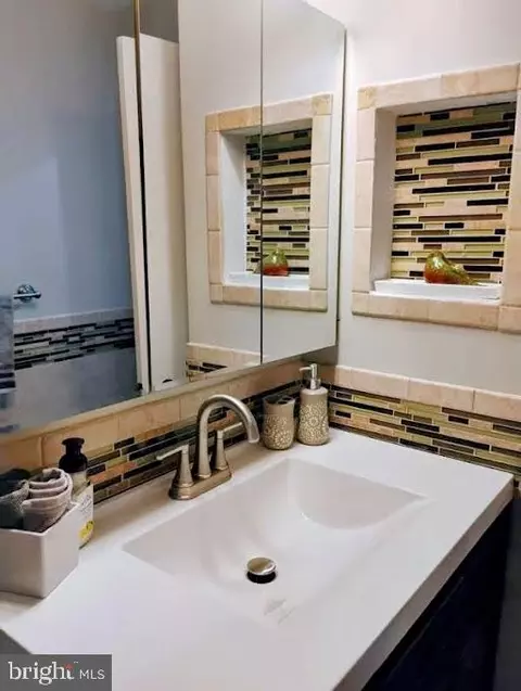 Bath - 7885 Elizabeth Rd, Pasadena, MD 21122 photo 2 of 5