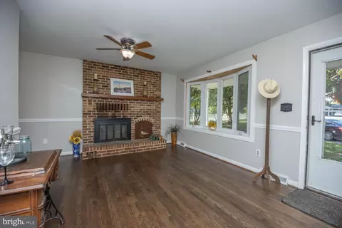 Living - 7885 Elizabeth Rd, Pasadena, MD 21122 photo 3 of 3