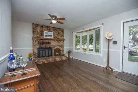 Living - 7885 Elizabeth Rd, Pasadena, MD 21122 photo 1 of 3