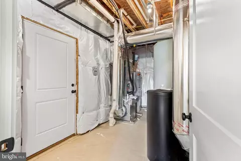 Entry Way - 6016 Drum Point Rd, Deale, MD 20751 photo 8 of 9