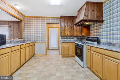 Kitchen - 115 Linden Ave, Pasadena, MD 21122 photo 1 of 2