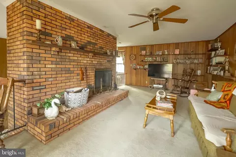 Living - 322 Halsey Rd, Annapolis, MD 21401 photo 5 of 8